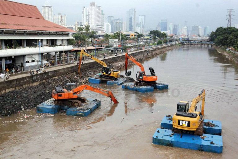 Pemerintah DKI Jakarta Lakukan Pengadaan Alat Berat Untuk Cegah Banjir