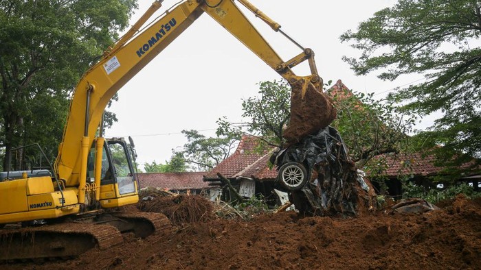 Polres Cianjur Fokus Gunakan Alat Berat Untuk Bersihkan Puing Bangunan Pasca Gempa Cianjur
