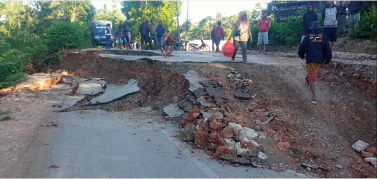 Dinas PUPR Kabupaten TTS Gerak Cepat Turunkan Alat Berat Untuk Tangani Longsor Akibat Gempa Maluku